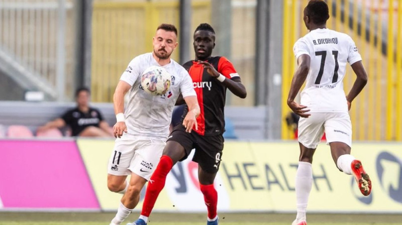 Roberts Savaļnieks (ar bumbu) Foto: Sanita Ieva Sparāne/RFS