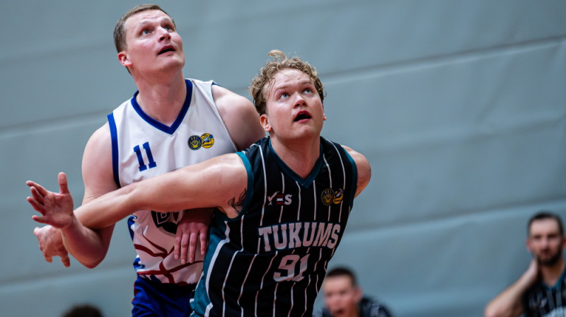 Ričards Pinne (#91) cīņā zem groza. Foto: Raimonds Subatovičs