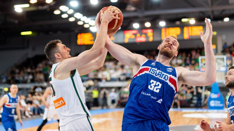 Lietuvietis Laurīns Birutis cīņā par bumbu pret islandieti Trigvi Hlinasonu. Foto: ELTA