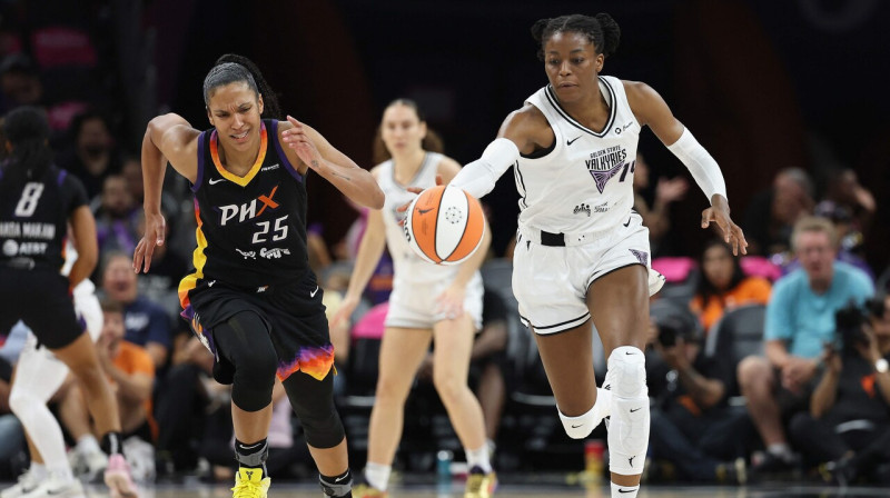 Fīniksas "Mercury" basketboliste Alisa Tomasa un Goldensteitas "Valkyres" spēlētāja Temi Fagbenle. Foto: Christian Petersen/AFP/Scanpix