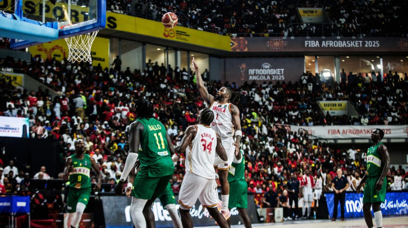 Angoliešu aizsargs Seltons Migels uzbrukumā Āfrikas meistarsacīkšu finālā pret Mali. Foto: FIBA