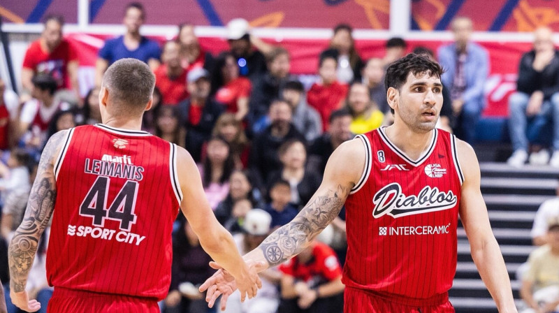 Toms Leimanis ar komandas biedru Luysjano Gonsalesu. Foto: Diablos Rojos Básquetbol