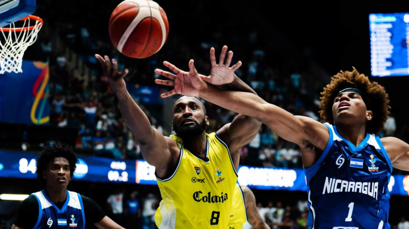Kolumbietis Maikls Džeksons cīņā pret 17 gadīgo Nikaragvas valstsvienības saspēles vadītāju Džūstu Vestu. Foto: FIBA