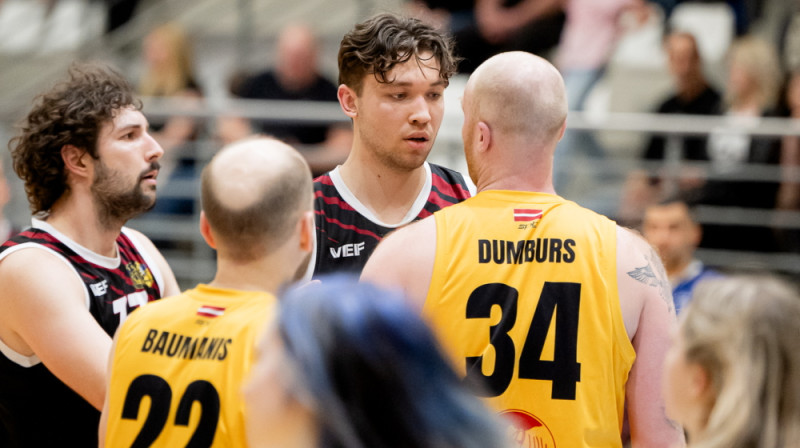 Pētera Salmiņa niknais skatiens Jāņa Dumbura virzienā. Foto: Jānis Riņķis