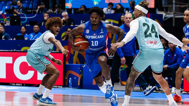 Dominikānietis Andress Feliss ar bumbu cīņā pret Nikaragvas valstsvienību. Foto: FIBA
