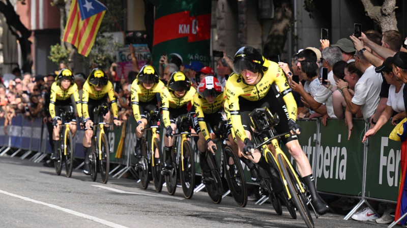 Jonass Vingegors ar "Visma"/"Lease a Bike" komandas biedriem Spānijas velobrauciena posmā Katalonijā. Foto: Stefano Sirotti/Imago Images/Scanpix