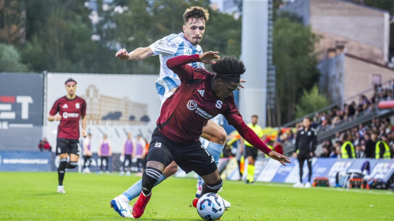 Raivis Andris Jurkovskis cīņā pret Prāgas "Sparta" aizsargu Emanuelu Učennu. Foto: Riga FC