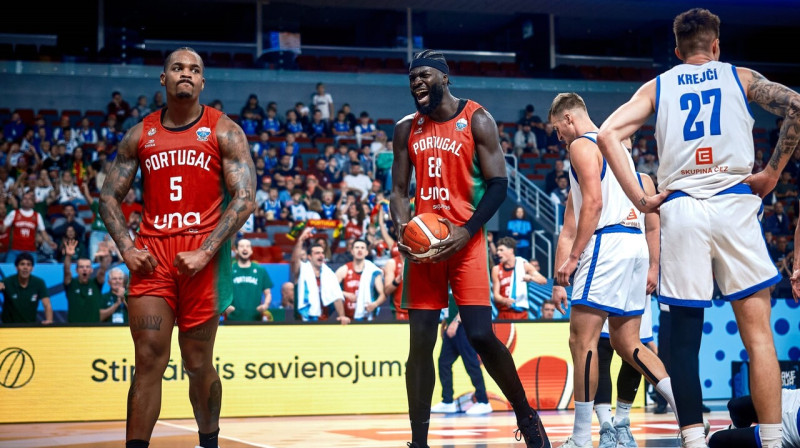 Portugāļi Travante Viljamss (Nr. 5) un Nemiašs Keta (Nr. 88) Eiropas meistarsacīkšu finālturnīra pirmajā spēlē Rīgā. Foto: FIBA