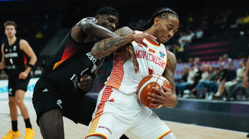 Vācietis Īzaks Bonga cīņā pret "melnkalnieti" Kailu Olmenu. Foto: FIBA