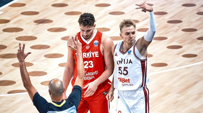 Artūrs Žagars savā debijā Eiropas meistarsacīkšu finālturnīrā. Foto: FIBA