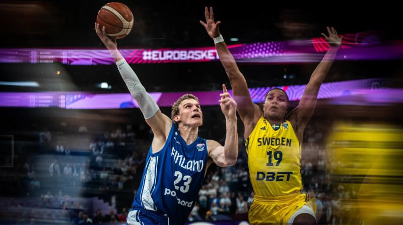 Soms Lauri Markanens pret Zviedrijas valstsvienības aizsargu Melvinu Pancaru. Foto: FIBA