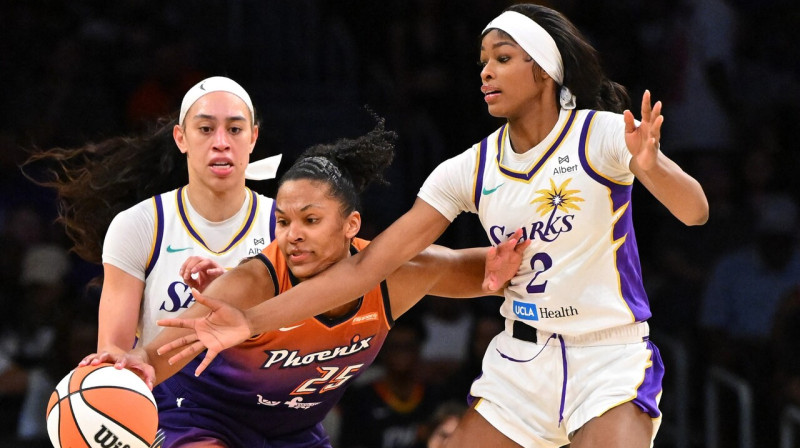 Fīniksas "Mercury" vadošā spēlētāja Alisa Tomasa ar bumbu cīņā pret Losandželosas "Sparks". Foto: Jayne Kamin-Oncea/Imagn Images/Scanpix