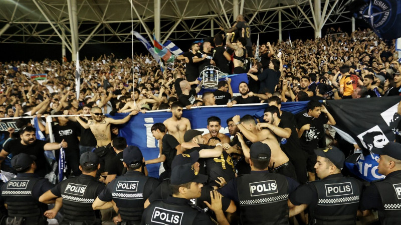 "Qarabağ" futbolisti pie līdzjutējiem pēc tikšanas UEFA Čempionu līgas pamatturnīrā. Foto: Aziz Karimov/Reuters/Scanpix