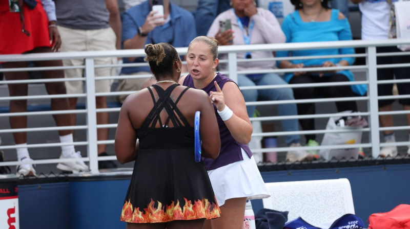 Teilore Taunsenda un Aļona Ostapenko. Foto: Getty Images/AFP/Scanpix