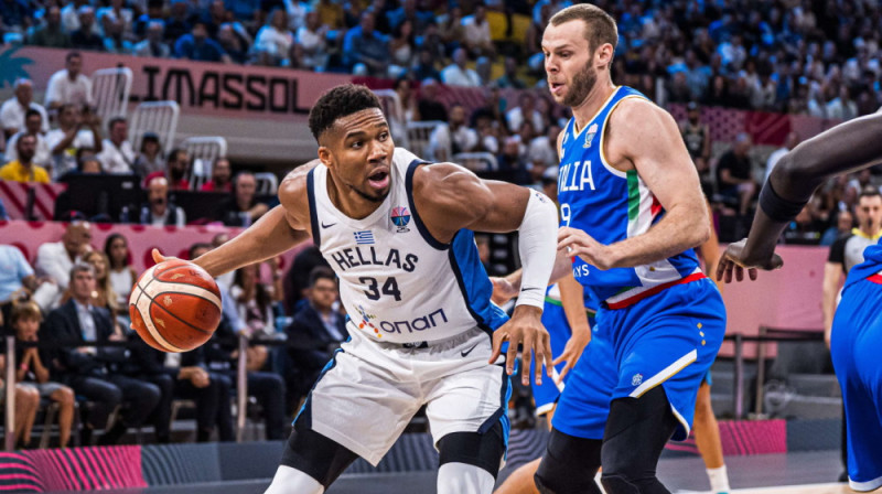 Jannis Adetokunbo uzbrukumā pret Nikolo Melli. Foto: FIBA