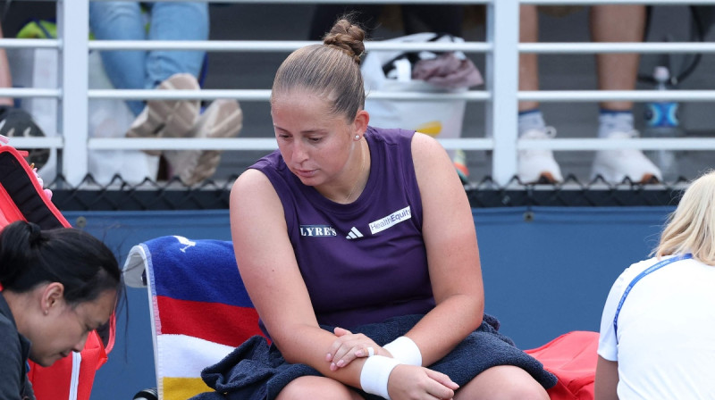 Aļona Ostapenko medicīniskajā pārtraukumā. Foto: Getty Images/AFP/Scanpix