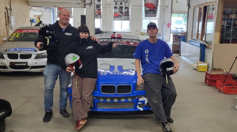 Mārtiņš, Kate un Kārlis Dzenīši. Foto: Baltic Motorsport Promotion