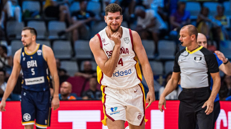 Spānis Joels Parra pēc gūta groza spēlē pret Bosniju un Hercegovinu. Foto: FIBA