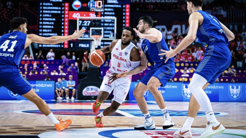 Džordans Loids ar bumbu. Foto: FIBA