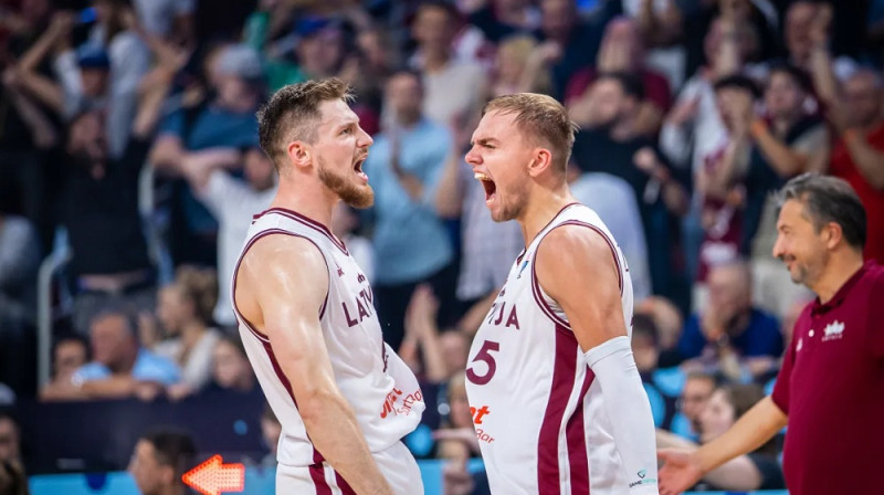 Artūrs Kurucs un Artūrs Žagars 2025. gada 30. augustā. Foto: FIBA