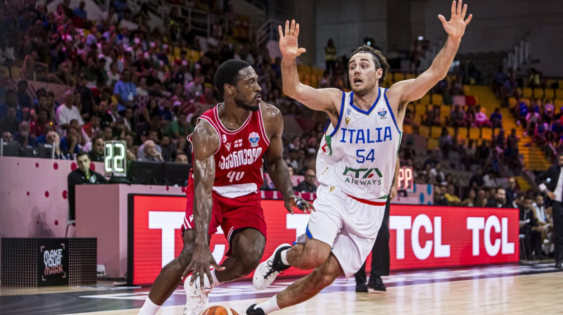 Gruzijas izlases amerikānis Kamārs Boldvins pret itāli Alesandro Pajolu. Foto: FIBA