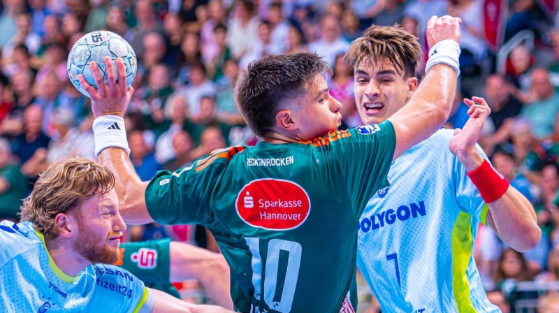Renārs Uščins cīņā pret Gummersbahas komandu. Foto: Jan Günther/TSV Hannover-Burgdorf