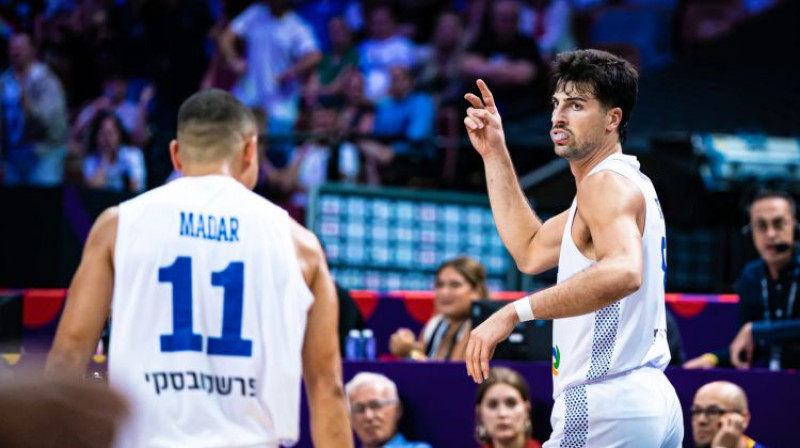 Jams Madars un Deni Avdija. Foto: FIBA