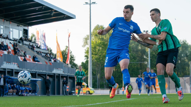 Darko Lemajičs pret Denisu Meļņiku. Foto: Roberts Pūce/FK RFS