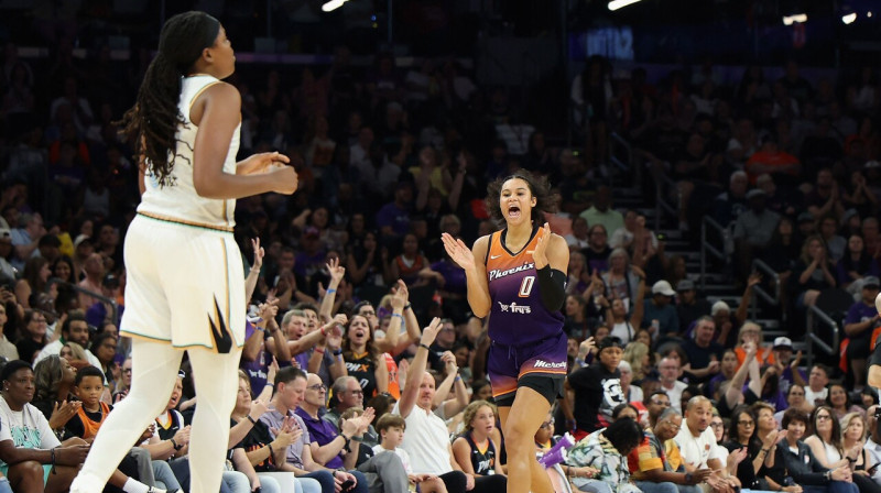 Fīniksas "Mercury" basketboliste Satū Sabalī pēc veiksmīga uzbrukuma. Foto: Christian Petersen/AFP/Scanpix
