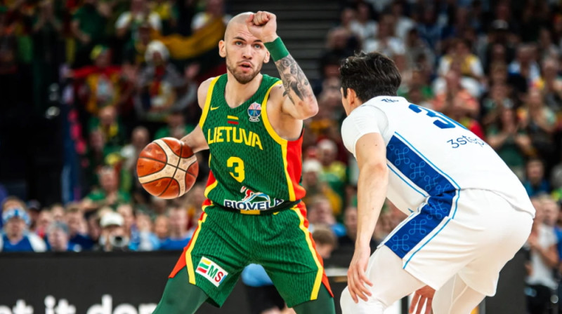 Arns Velička pēc Roka Jokubaiša traumas kļuvis par pirmo Lietuvas opciju saspēles vadītāja postenī. Foto: FIBA