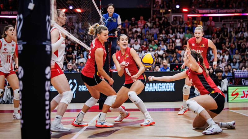 Beļģijas valstsvienības volejbolistes aizsardzībā. Foto: Volleyballworld.com