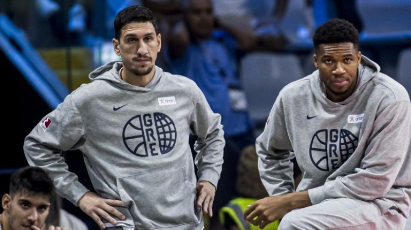 Jannulis Larendzakis un Jannis Adetokunbo. Foto: FIBA