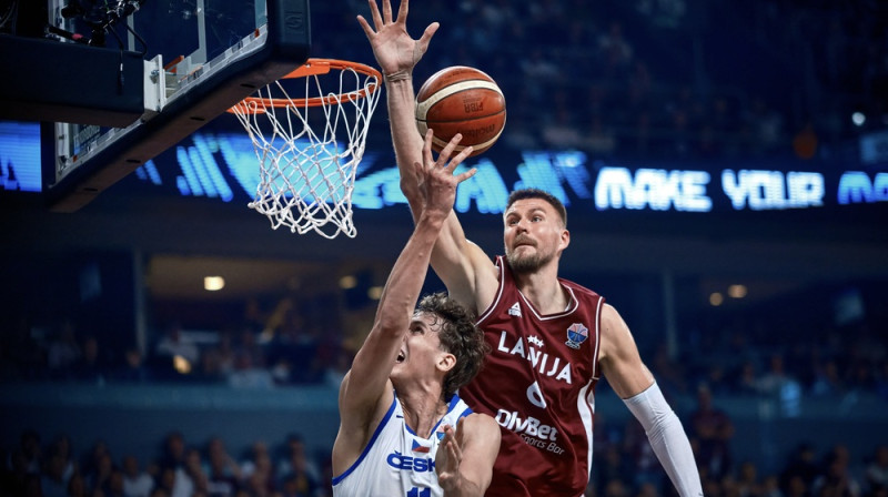 Kristaps Porziņģis aizsardzībā. Foto: FIBA