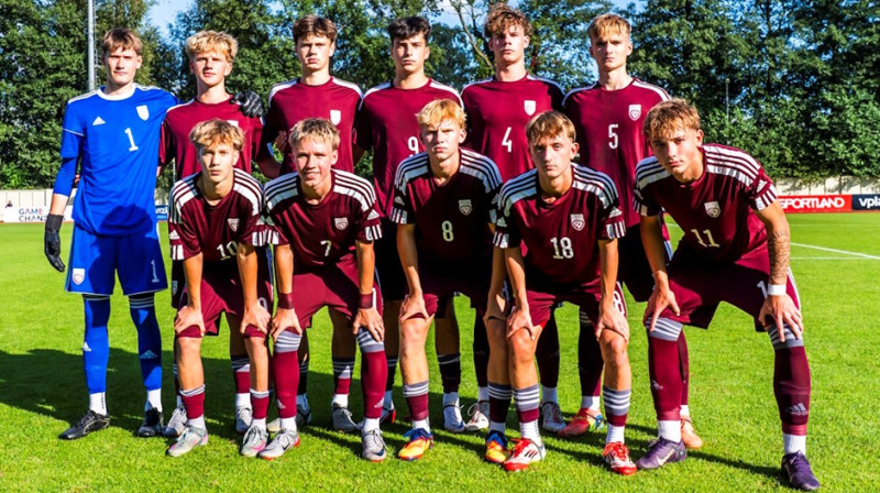 Latvijas U17 valstsvienības futbolisti pirms spēles pret Čehiju. Foto: LFF