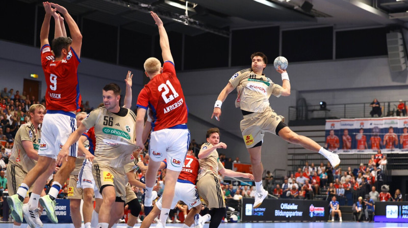 Renārs Uščins uzbrukumā spēlē Hamburgā. Foto: Niklas Heiden/Imago Images/Scanpix