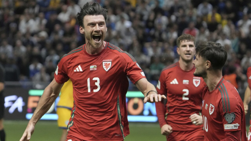 Velsietis Kīfers Mūrs pēc vārtu guvuma Astanā. Foto: Turar Kazangapov/AP/Scanpix