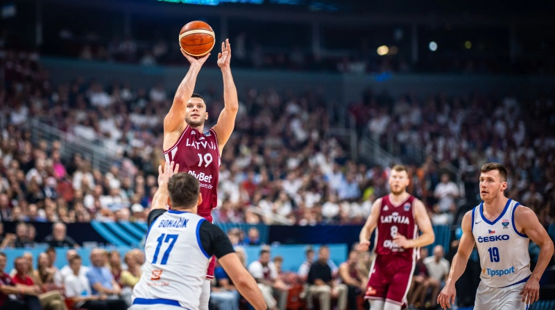 Rihards Lomažs izpilda tālmetienu. Foto: FIBA