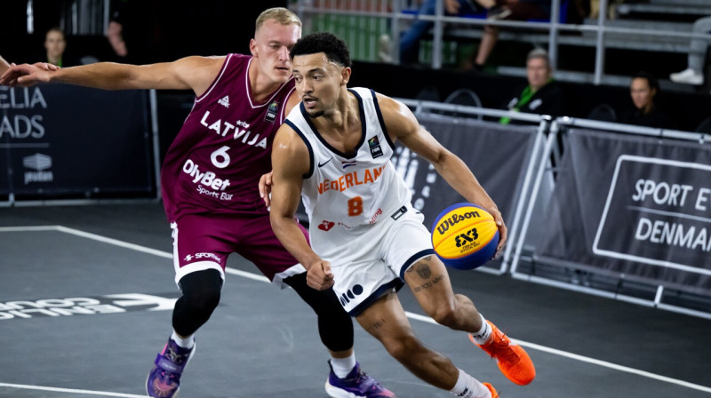 Nīderlandietis Braiens Albertss cīņā pret Franci Lāci. Foto: FIBA