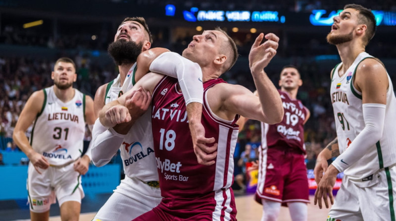 Klāvs Čavars cīņā ar Jonu Valančūnu. Foto: FIBA