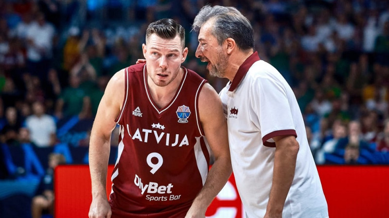 Dairis Bertāns un Luka Banki 2025. gada 6. septembrī. Foto: FIBA