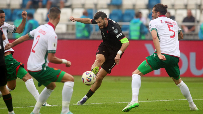 Gruzīns Hviča Kvarachelija sit pa vārtiem spēlē pret Bulgārijas valstsvienību Tbilisi. Foto: Irakli Gedenidze/Reuters/Scanpix