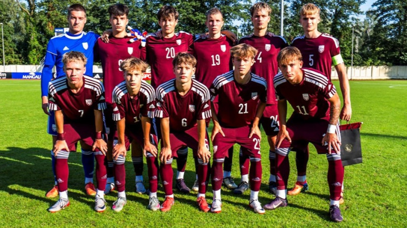 Latvijas U17 izlases futbolisti Arkādijas stadionā pirms spēles pret Čehiju. Foto: LFF