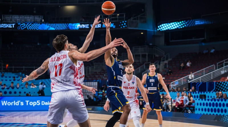 Bosnijas izlases amerikānis Džons Robersons uzbrukumā Eiropas meistarsacīkšu ceturtdaļfinālā pret Poliju. Foto: FIBA