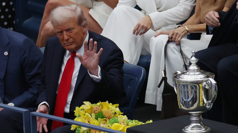 ASV prezidents Donalds Tramps ieņēma vietu blakus "US Open" trofejai. Foto: Reuters / nypost.com