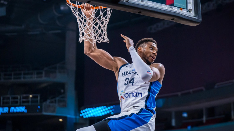 Jannis Adetokunbo un Rīgas arēnas tukšais otrais stāvs. Foto: FIBA
