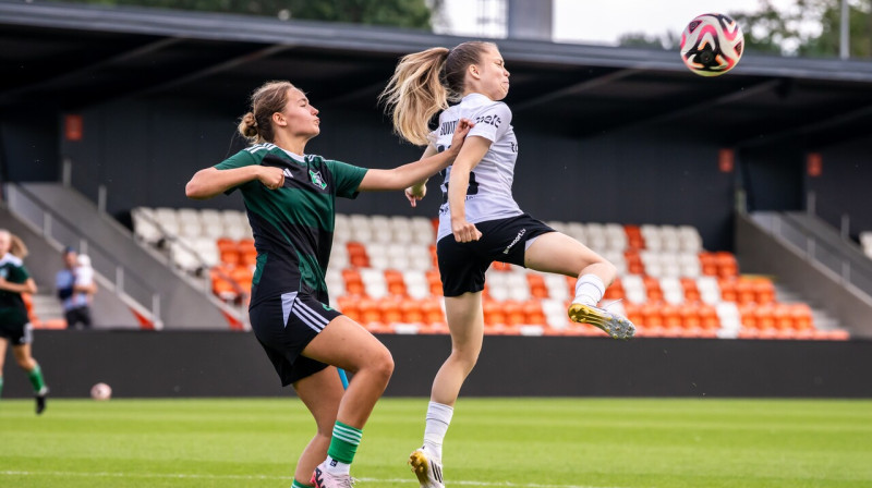 Diāna Suvitra cīņā par bumbu. Foto: Sanita Ieva Sparāne/FK RFS