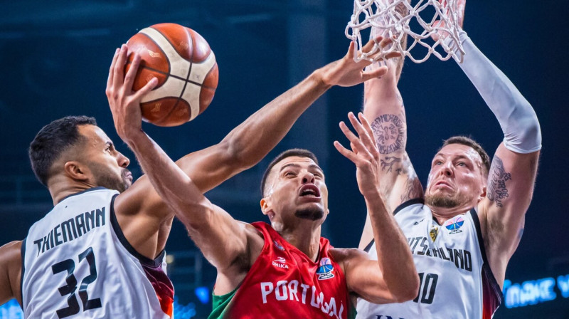 Johanness Tīmans un Daniels Taiss cīņā pret Portugāles valstsvienību Eiropas meistarsacīkšu astotdaļfinālā. Foto: FIBA
