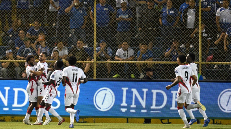 Surinamas valstsvienības futbolisti pēc vārtu guvuma Pasaules kausa kvalifikācijas spēlē Salvadorā. Foto: Marvin Recinos/AFP/Scanpix