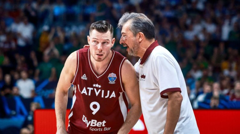 Izlases kapteinis un vecākais spēlētājs Dairis Bertāns un galvenais treneris Luka Banki. Foto: FIBA