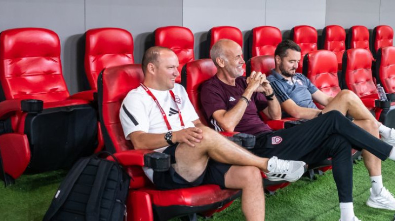 LFF prezidents Vadims Ļašenko, izlases galvenais treneris Paolo Nikolato un izlases menedžeris Roberts Mežeckis. Foto: LFF